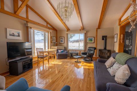 OPPORTUNITÉ dans ce décor PITTORESQUE offrant des vues panoramiques sur le fleuve St-Laurent, l'Anse de l'Église et les montagnes de Charlevoix. Propriété spacieuse de 4 chambres à coucher située sur un terrain facile d'entretien de près de 20 000p2 ...