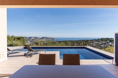 Esta magnífica villa, construida en 2006, ofrece unas impresionantes vistas al mar y está perfectamente ubicada para aquellos que buscan lujo y comodidad. La propiedad se distribuye en dos niveles y cuenta con una vivienda principal y un apartamento ...