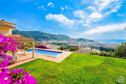 Votre maison idéale sur la Costa Brava ! Cette villa lumineuse et fonctionnelle à Tossa de Mar allie confort, style et emplacement privilégié. Toutes les pièces sont extérieures, baignées de lumière naturelle, et la propriété est en parfait état, prê...