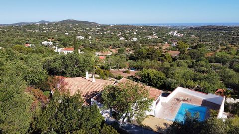 Located in Faro. Charming fully renovated Quinta with Sea views, located in the quiet area of Santa Bárbara de Nexe. This beautiful Quinta has 3 bedrooms with the potential to create 2 additional bedrooms. The open plan living room with incredible vi...