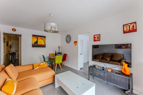 Je vous invite à venir découvrir cet appartement de 74m² au pied de la plage et proche des commerces de l'Aiguillon, doté d'un balcon vous permettant de profiter de la vue du bassin. Au rez-de-chaussée d'une copropriété très calme, il se compose d 'u...