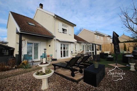 Sur la commune de AUBRIVES, entre Givet et Vireux, ce pavillon individuel, entièrement rénové, est idéal pour une maison familiale. Situé dans un quartier très calme, proche des écoles, il se compose d'un rez-de-chaussée et d'un rez-de-jardin. Au rez...