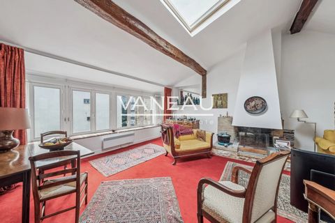 In the heart of a former Hotel Particulier built around 1800, on the 4th and top floor, this very bright, walk-through apartment with a floor area of 84.24m2 (71.57m2 Carrez law) features a modular star layout. Ceiling height of 3.5m at its highest p...