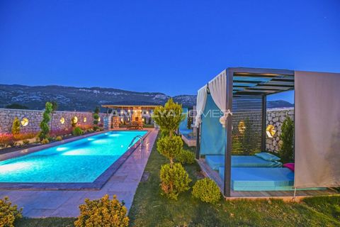 Geïsoleerde Ruime Vrijstaande Villa met Grote Tuin in Kas Kalkan, Antalya Kalkan ligt in het westelijke deel van de wijk Kaş in Antalya, dat grenst aan Fethiye. Met zijn milde mediterrane klimaat, groene natuur en prachtige stranden en baaien is Kalk...