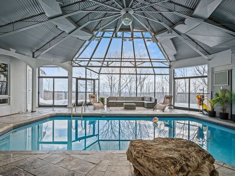 Imaginez être dans les Laurentides et pouvoir admirer le Stade Olympique de Montréal, une vue unique et exceptionnelle. Avec ses 4 chambres et 3 salles de bain, chaque pièce principale offre une vue spectaculaire. Profitez d'une piscine intérieure sp...