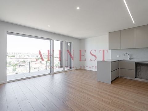 2 bedroom flat in Montijo, brand new. Located in a building with lift, the flat consists of the following rooms: Living room 34m2 in open space with fully equipped kitchen with AEG appliances Balcony 12m2 with barbecue Entrance hall with 2 Wardrobes ...