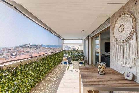 Au centre de Cannes, appartement lumineux, 4 pièces de 125m² au 7ème étage avec terrasse plein Sud de 29m² bénéficiant d’une vue mer panoramique depuis les Îles de Lérins, le Port, le Suquet jusqu’au massif de l’Estérel. Dans une résidence située à 6...