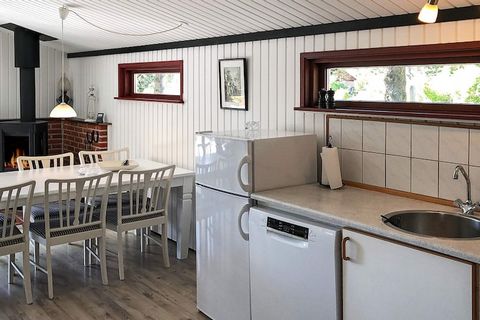 Etwa 200 m von einem schönen Sandbadestrand liegt dieses Ferienhaus. Es verfügt über eine überdachte Terrasse und einen Garten, in dem eine Schaukel für Kinder bereit stehen. Nicht weit vom Haus liegt Kramnitze mit dem kleinen Freizeithafen, in dem a...