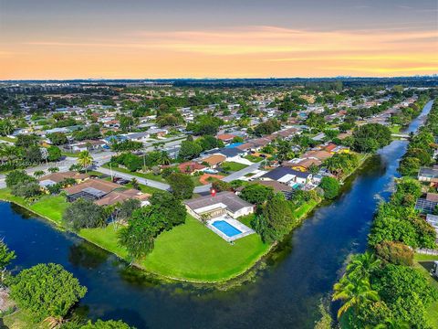 PICTURESQUE 4 BED, 2 BATH POOL AND WATERFRONT HOME ON A SPECTACULAR PIE-SHAPED PREMIUM 15,415 SQ FT LOT. CLASSIC ARCHWAYS WELCOMES YOU AS YOU PULL INTO THE GENEROUS DRIVEWAY LEADING TO METICULOUSLY MAINTAINED PROPERTY W BRIGHT & OPEN LIVING SPACES. S...