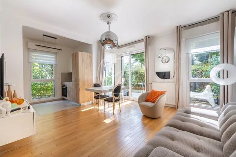 Ideally located a stone's throw from the banks of the Seine, in a recent residence dating from 2020, this three-room ground floor apartment of 57.70m² Carrez law benefits from a neat decoration. It offers an entrance leading to two beautiful bedrooms...