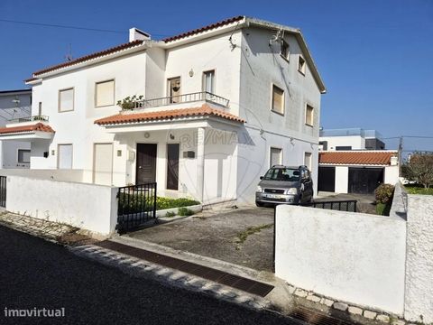 Ce charmant appartement au rez-de-chaussée, situé à seulement 1 200 mètres de la plage et à 100 mètres de l’association São Bernardino, allie praticité et atmosphère chaleureuse et contemporaine. L’établissement comprend : Deux chambres spacieuses av...