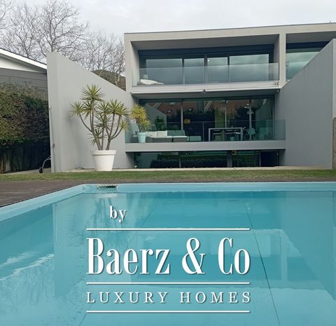 Luxury 4 Bedroom Villa - Praia de Francelos •Designed by the renowned architect João Paulo Loureiro, this villa combines contemporary design, excellent finishes and a privileged location. •Located just 2 minutes walk from the train station, 700 meter...