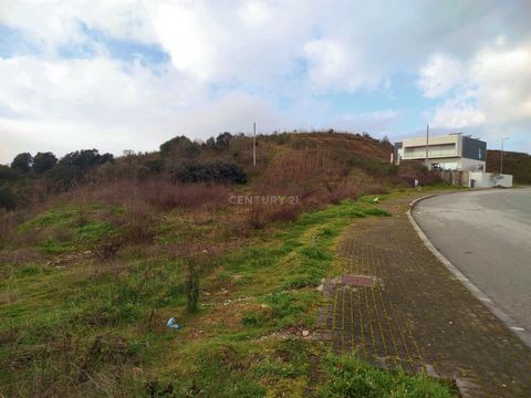 Terreno com vista panorâmica sobre Mirandela e o Rio Tua   Apresentamos um excelente terreno de 1.600 m², situado na prestigiada Quinta dos Cordões, em Mirandela. Com uma área bruta de construção de 590 m² e área bruta dependente de 295 m², este lote...