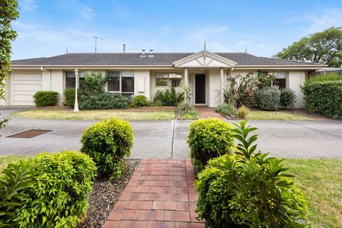 Impreziosendo un'ambita posizione di fronte alla strada all'interno del prezioso quartiere di Beleura Hill di Mornington, questa residenza indipendente su un unico livello con tre camere da letto e due bagni delizierà con un layout spazioso e luminos...