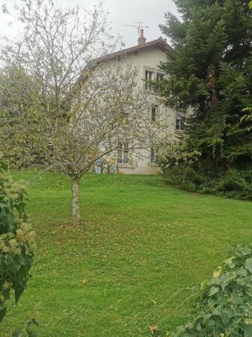 Großes Haus aus dem Jahr 1930 von 172m² auf drei Ebenen auf einem Grundstück von 1204m² in der Nähe des Bahnhofs und der Schulen. Das Haus besteht im Erdgeschoss aus einem Eingang, einer ausgestatteten Küche, einem Wohnzimmer von 30m², einem Schlafzi...