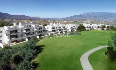 Energooszczędne Apartamenty w Pobliżu Ośrodka Golfowego w Mijas, Malaga Stylowe apartamenty znajdują się w projekcie mieszkaniowym w Mijas. To słynne miejsce przyciąga uwagę pięknymi wybrzeżami, czystym powietrzem i imponującymi widokami na Morze Śró...