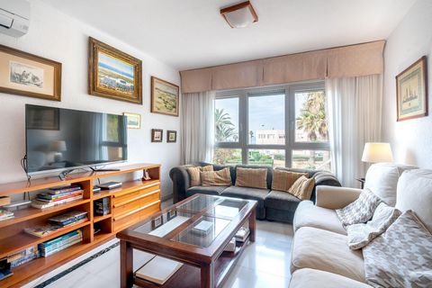 Verkauf eines spektakulären TRIPLEX TOWNHOUSE + ATTIC in einer der besten Gegenden von Almeria, nur 100 Meter vom Paseo Marítimo und dem Strand entfernt. Mit einer bebauten Fläche von 303,70 m² und einer Wohnfläche von 245,09 m² zeichnet sich diese I...