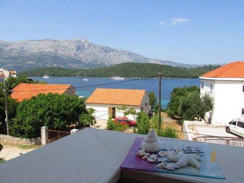 Une maison jumelée avec une vue irrésistible sur la mer dans un quartier calme de la charmante ville de Korčula. Cette propriété est située dans un emplacement privilégié, à seulement 30 m de la plage avec une mer cristalline. Entouré de boutiques, d...