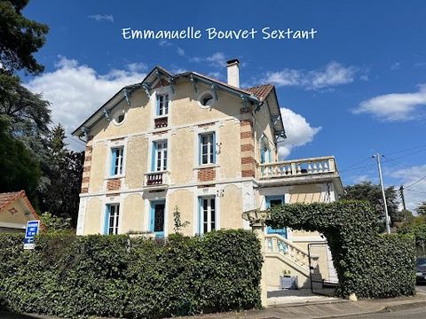 Idéalement située dans Bergerac, cette belle et grande maison bourgeoise datant de 1897 avec extension dans les années 30 ne passe pas inaperçue. Demeure de caractère par excellence, c'est une spacieuse maison de famille au charme d'antan, où se conj...