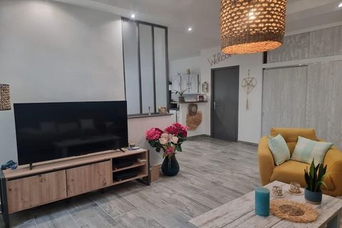 Située en bordure des Alpilles, cette maison de plain-pied a été entièrement rénovée. Elle peut accueillir six personnes avec ses trois chambres confortables dont une chambre parentale avec salle d'eau et dressing attenants, accessible par l'extérieu...