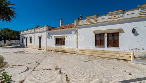 Immobilien mit Blick auf die Berge, zu verkaufen in Alcantarilha an der Algarve in Portugal.  Haus mit 4 Schlafzimmern, 3 en-suite, großes Wohn-und Esszimmer, geräumige offene Küche und eine offene garage mit Kapazität für 6 Autos. Auf der Außenseite...