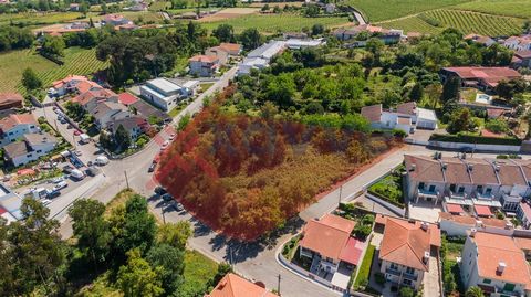 Semelhe si trova a 5 minuti di auto dalla città, vicino alle scuole, l´accesso alle autostrade che collegano la città di Braga in tutte le direzioni ed è uno dei luoghi urbani più verdi del comune di Braga. Con una bassa densità di popolazione e quin...