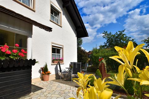 Dieses großzügige, hell und modern eingerichtete Ferienhaus liegt in einem Ortsteil von Waldkirchen im Bayerischen Wald. Ein Balkon, der hübsch angelegte Garten und die Terrasse laden zum Entspannen und Verweilen ein. Entfliehen Sie der Hektik des Al...