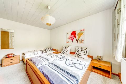 Dit comfortabele appartement ligt in Heubach in Duitsland. Er 1 slaapkamer waar 3 personen kunnen overnachten, ideaal voor een vakantie met je gezin. Daarnaast mag je een huisdier meenemen. Vanaf het balkon heb je een mooi uitzicht op de heuvels met ...