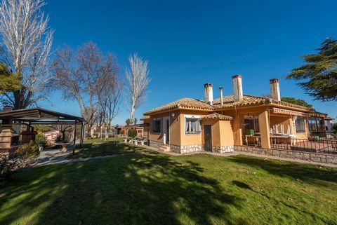 KELLER WILLIAMS NOROESTE MADRID presents this property of 14,000 m2 with exclusive villa of 242m2. The house has a large interior porch where we access a lobby with an English patio that distributes: a first room, a large living - dining room with ac...