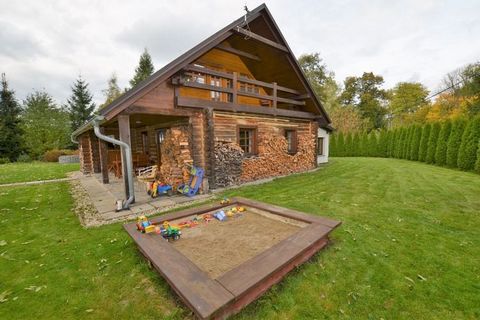 Dit landelijke vakantiehuis ligt in Šluknov in Tsjechië. Er zijn 3 slaapkamers waar 8 personen kunnen overnachten: ideaal dus voor een familievakantie. Daarnaast mag je maximaal 1 huisdier meenemen. Het vakantiehuis ligt in een prachtig, bosrijk gebi...