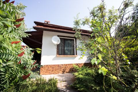 . Nice renovated house with big yard, near Ruse city IBG Real Estates is pleased to offer his single-storied house located in a nice village, only 10 km from the town of Byala and 40 km from Ruse city and the Romanian border. The village provides eve...