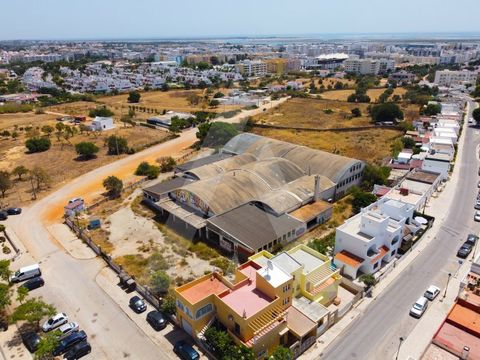 Stedelijk land voor de bouw met 9 108 m2 oppervlakte, gelegen in Olhão in een woonwijk in het centrum van het gebied van Brancanes, heeft een uitstekend potentieel. Toegang tot commerciële instellingen, gemeentelijk stadion van Olhão en scholen. Dich...