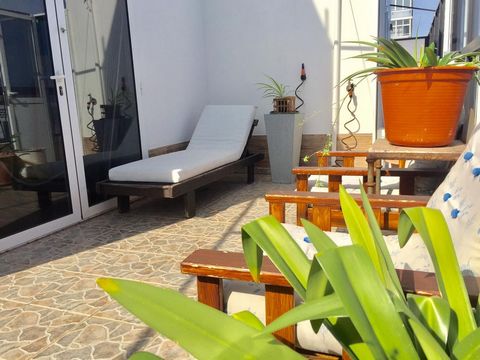 Penthouse in Triana. The house occupies the entire upper part of the building. It has two terraces with direct access from the kitchen and from the living room. There are two access doors to the house from the portal, which makes it ideal for creatin...