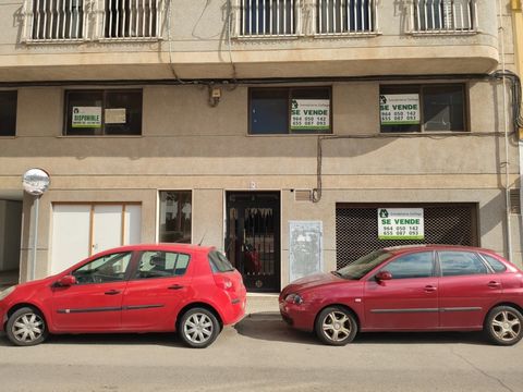 Large commercial premises located next to the Corte Ingles perfect for any type of business, offices, supermarkets, greengrocers, etc. Diaphanous local on the ground floor of 400 meters plus loft of 200 with large windows to the avenue. Several possi...