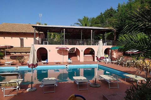 Voor een geweldige vakantie in het Italiaanse Calabrië zit je hier perfect. Dit appartement met toegang tot een gemeenschappelijk zwembad is ideaal voor zonvakanties met het gezin. Maak een wandeling door schitterende regio of breng een bezoek aan de...