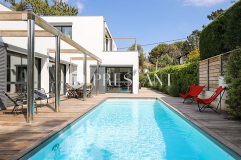 In Anglet, in the district of Chiberta, superb contemporary house for rent for 8 people. Classified 4 stars in the register of furnished accommodation. Its location is perfect for playing golf or enjoying the beach. The resolutely contemporary style,...