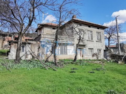 Top Estate Real Estate bietet Ihnen ein zweistöckiges Backsteinhaus mit herrlichem Panorama im Dorf Gostilitsa. Der erste Stock besteht aus einem Wohnzimmer mit Waschbecken, einer Küche, einem Schlafzimmer und einem Keller, und ein warmes Foto führt ...