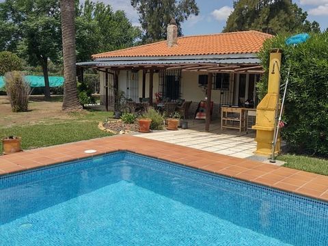 Make an offer on this 3 bedroom, 2 bathroom villa with pool & mature garden in a generous plot of 2,775M2, 10 mins’ walk to a bar/restaurant. Part of a very pretty gated community of less than 20 villas surrounded by countryside, Marchena, Sevilla… F...