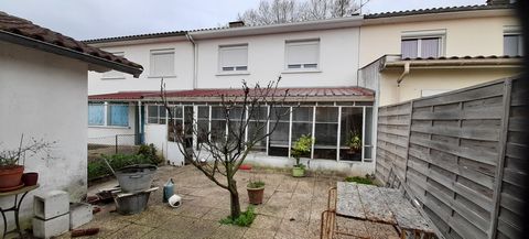 Sale in life annuity occupied on 2 heads (82 and 78 years), with a bouquet of 51500 €, without monthly annuity. House type 4, close to all shops and services. Kitchen, living room, 3 bedrooms, dressing room, bathroom, toilet, veranda, garage, garden ...