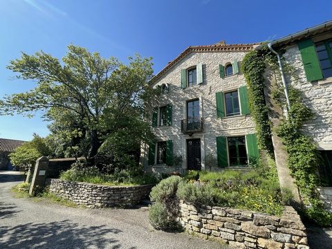 Magnificent wine estate in organic farming located in a charming village between Narbonne and Perpignan. Certified by Ecocert, this winery offers you several opportunities. Composed of several buildings and vineyards in AB, this property offers a uni...