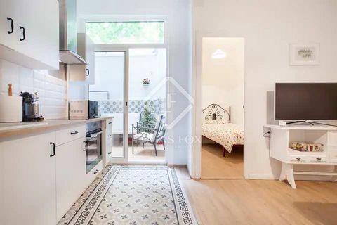 Lucas Fox presents this completely renovated 77 m² home and 12 m² terrace that is presented furnished. It consists of four bedrooms: two doubles with double beds, one bedroom with a single bed and one bedroom with a sofa bed. In addition, it has a co...