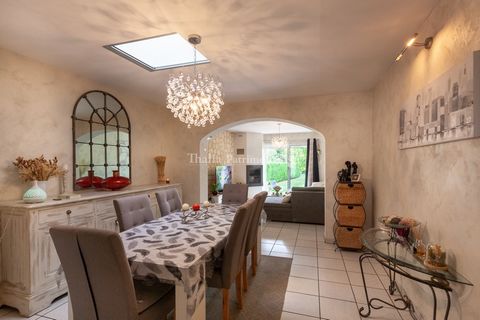 - IDEAL MAIN RESIDENCE AND/OR RENTAL PROJECT - SAINTE-FOY-LA-GRANDE Our agency THALIA PATRIMOINE is pleased to present this pretty house of 113m2, located in a residential area, in the heart of the village. It is composed on the ground floor of an en...