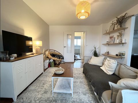The agency My Golden Key offers a beautiful apartment T3 of 68.51m2 on the third floor of a condominium with 16 apartments and located in Bois-Guillaume. This apartment, renovated two years ago is composed of: - a living room of 25m2 - a fitted and e...