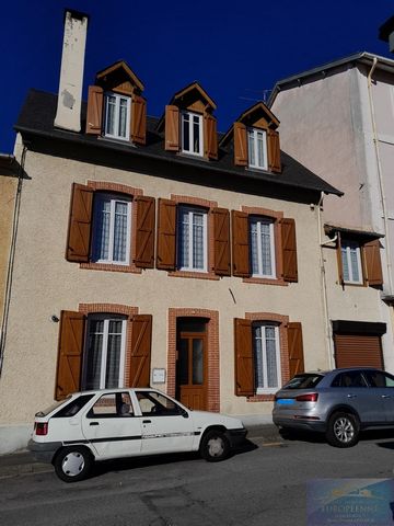 LOURDES, but not city with garage (former boarding house), raised on 3 levels, composed on the ground floor: independent kitchen of 13 m2 and living room of 18 m2. On the first floor: 3 bedrooms with water point and shower, passing through the exteri...