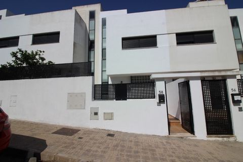 Townhouse for sale in Residential Roma, Algeciras with communal pool. The house has direct access to the street via a private front patio of 15m2 and upon entering the house is a toilet to the right with stairs to the left and living room right in fr...