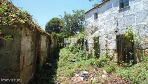 Small farm with an area of 4 848 m2, 2 houses to rebuild, own water. Situated in a quiet place 5 minutes from the center of Marco de Canaveses Sande, Marco de Canaveses. Ref.: MC06830 FEATURES: Land Area: 4 848 m2 Area: 4 848 m2 Used Area: 60 m2 Ener...