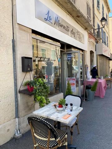 The Covedia Agency offers for sale in La Seyne-Sur-Mer on a well-frequented square this business of 75m2 completely renovated. It includes: a beautiful pergola, an equipped kitchen, all the new equipment necessary for the start of an activity, air co...