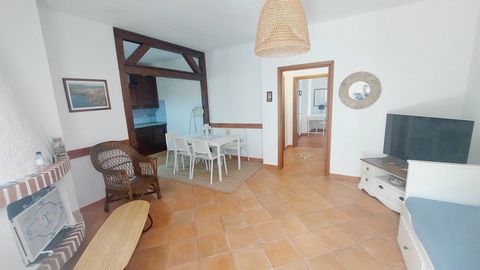 Independent apartment for sale in the central area, a few minutes walk from the center of Santa Teresa di Gallura and the Rena Bianca. The renovated and well-furnished apartment has access from a beautiful outdoor veranda. The living room entrance, l...