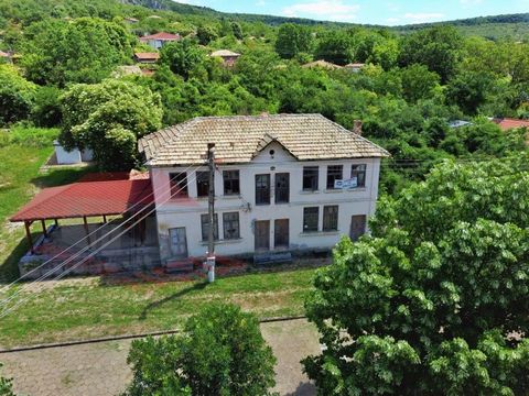 Imoti 'NASTEV' propone in vendita una casa a due piani nel centro del villaggio di Kyulevcha. La casa ha un ampio affaccio su strada, su due piani collegati da una scala interna. Ciascuno dei piani ha una superficie edificata di 92 mq. La casa dispon...