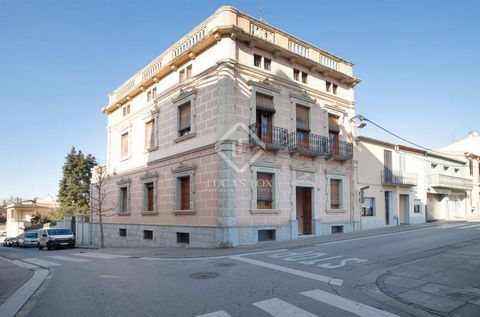 This unique family home, known as Can Pascual, has 2 floors, a loft and a lower ground floor and is finished in an eclectic style and protected by the Special Plan for the Protection of the Architectural Heritage of the town. Built in 1894 by Joan Fe...